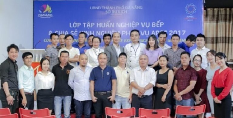 Chuyen gia ATM Asia tap huan bep cho 18 khach san phuc vu Apec