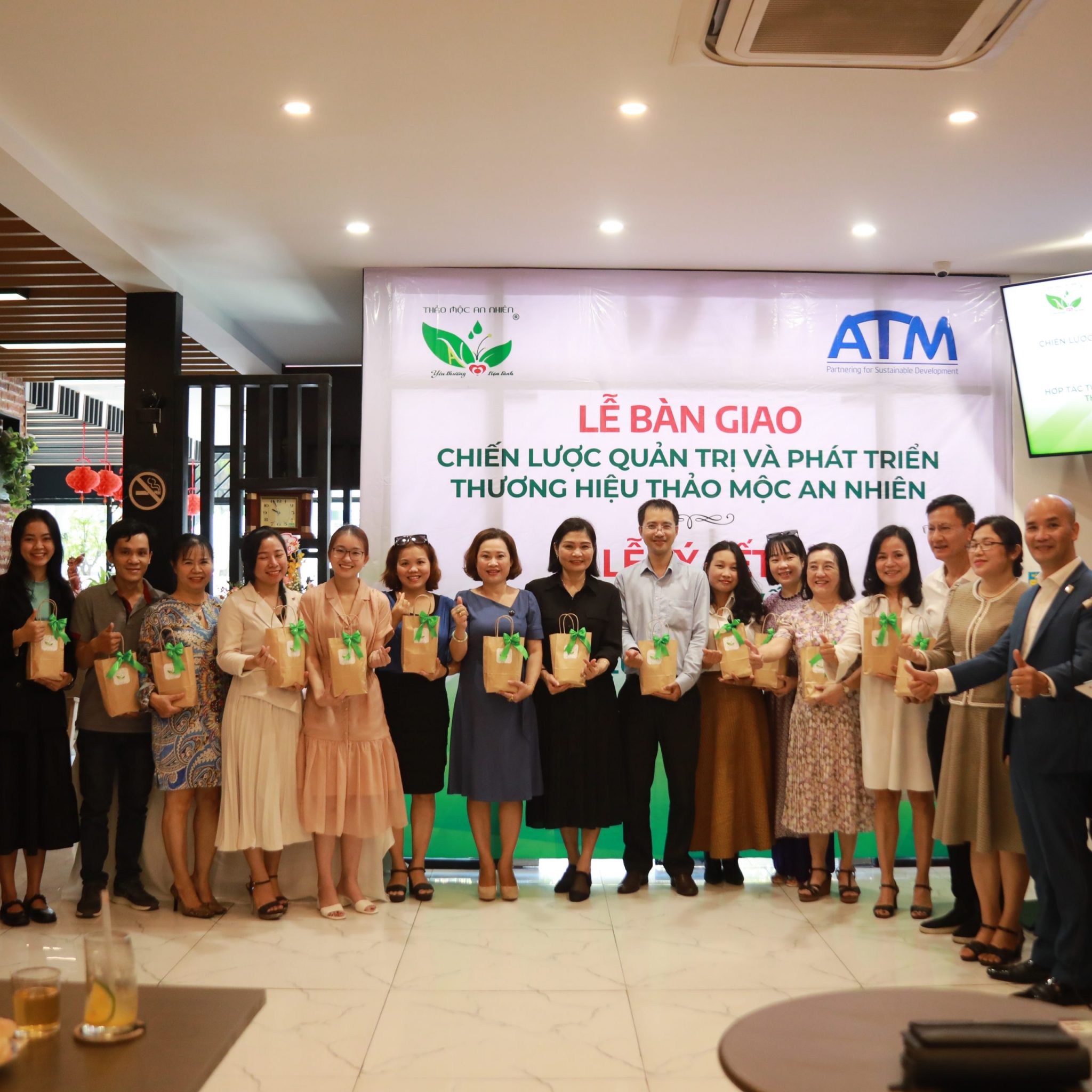 Đại biểu, khách mời, đối tác, nhà đầu tư chụp ảnh lưu niệm cùng ATM và TMAN