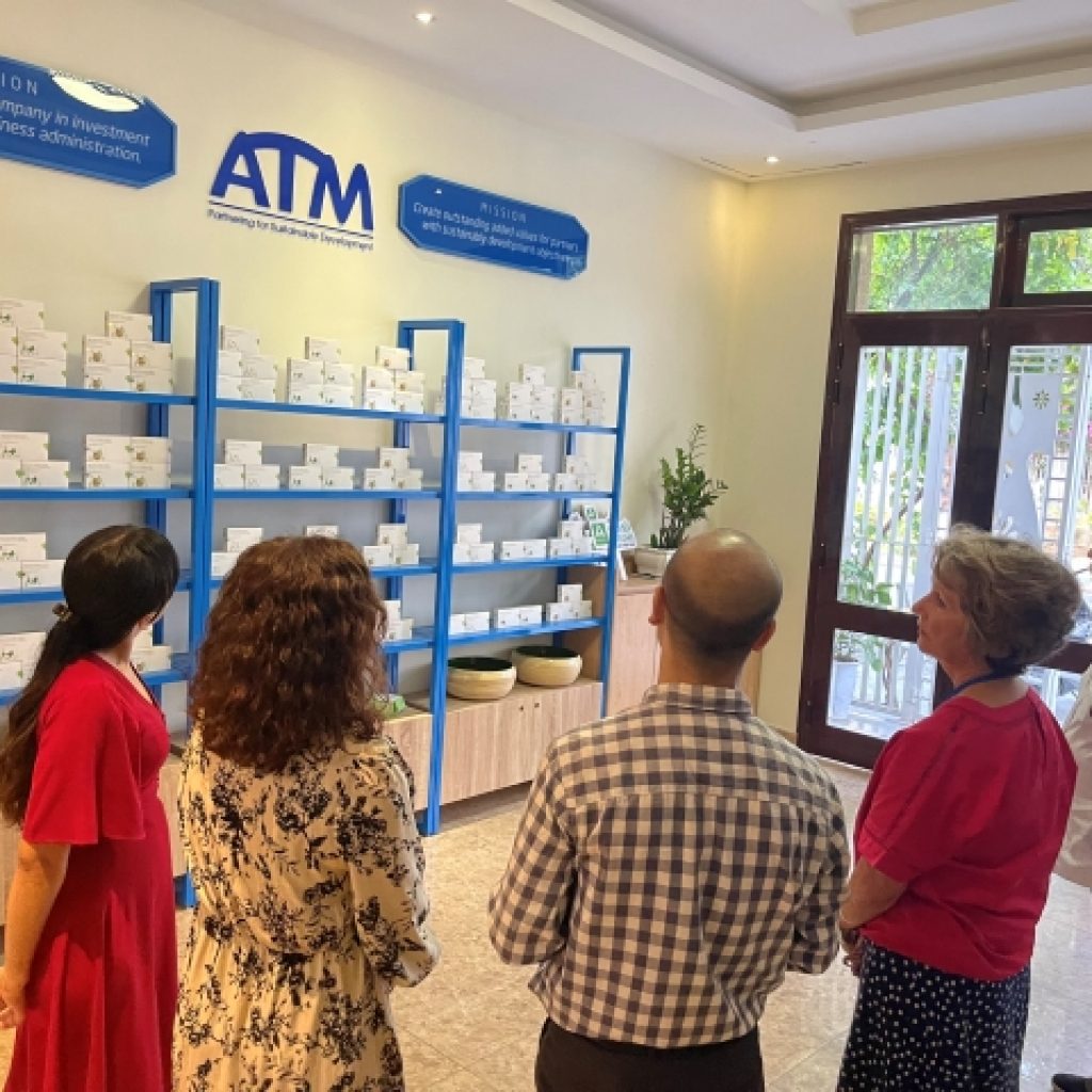 Doanh nhân USA thăm và làm việc tại Công ty ATM