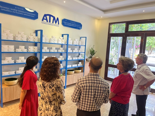 Doanh nhân USA thăm và làm việc tại Công ty ATM